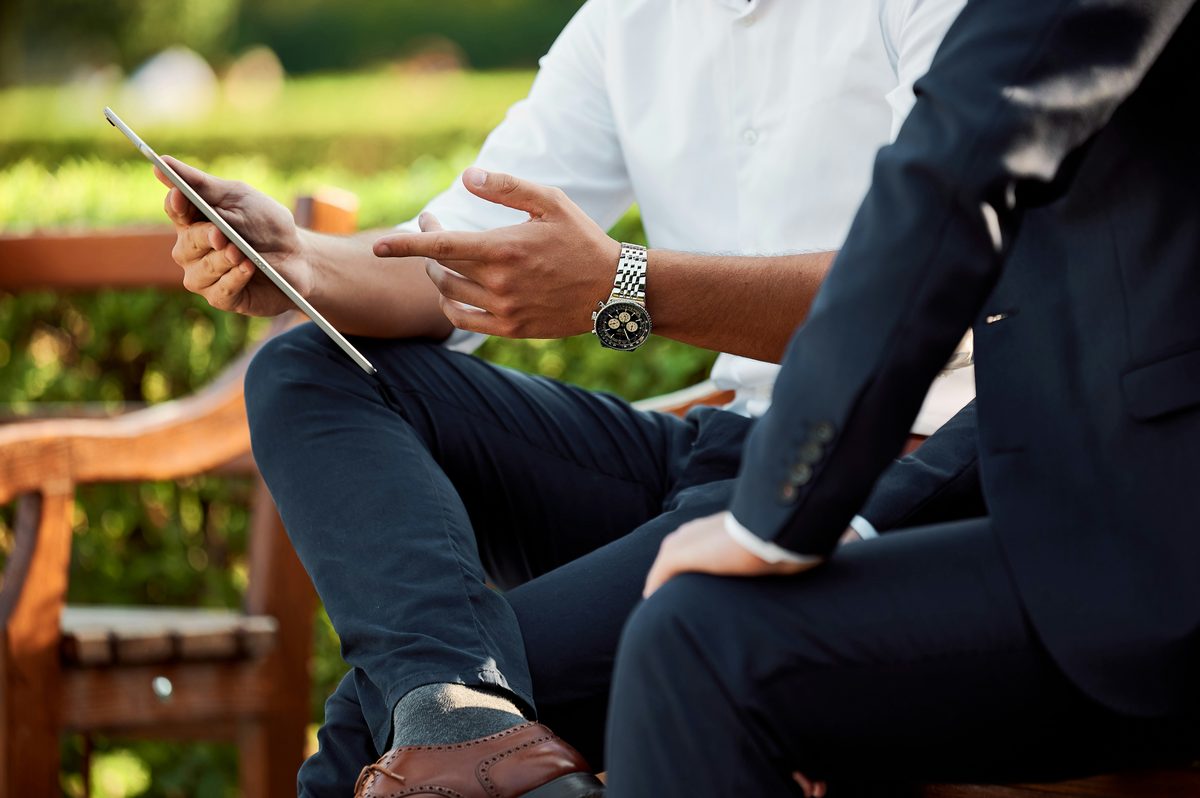Échange professionnel autour d'une tablette